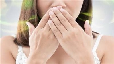 كيف تتخلص من رائحة الفم الكريهة بسبب المعدة بوسائل طبيعية؟
