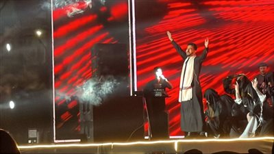 هلال يفاجئ الحضور.. ظهور خاص بـ«جلابية المداح» يلهب حماس الجمهور