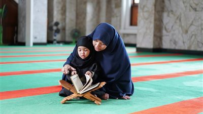 هل يُسأل الآباء عن تقصيرهم في تربية الأبناء؟.. أستاذ بالأزهر يحسم الجدل 