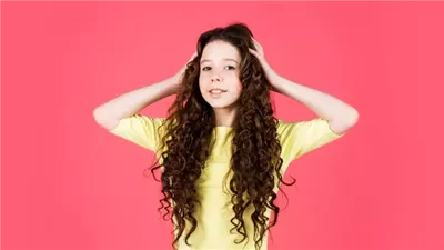 لو بنتك شعرها كيرلي.. خطوات أساسية للحفاظ على حيويته وترطيبه بشكل صحي