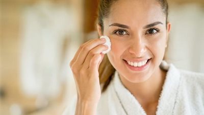 يوم بدون مكياج.. اكتشفي 6 أسرار تخليك تودعي مستحضرات التجميل بثقة 