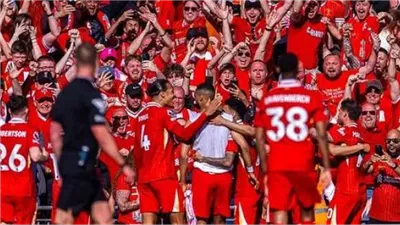 صلاح يقود ليفربول للتتويج بالدوري الإنجليزي بفوز ساحق على توتنهام