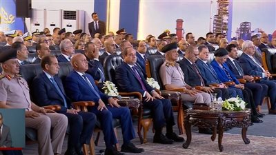 احتفالية عيد العمال 2025.. السيسي يتسلم درع الاتحاد العام لنقابات عمال مصر
