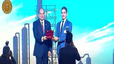 الرئيس السيسي يكرم نماذج عمالية متميزة في احتفالية عيد العمال بالسويس