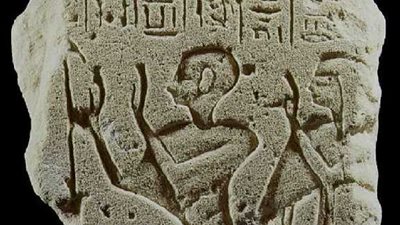 رجل وامرأة.. لوحة حجرية مصرية نادرة بالمتحف القومي للآثار في البرتغال