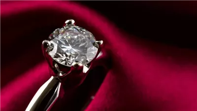 تفسير حلم الحصول على خاتم من شريك حياتك السابق..دلالات متعددة ومشاعر مكبوتة