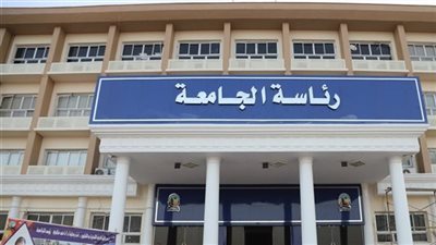تطوير القطاع الصحي.. رئيس جامعة قنا يناقش مبادرة الحوكمة الإلكترونية للمستشفيات الجامعية