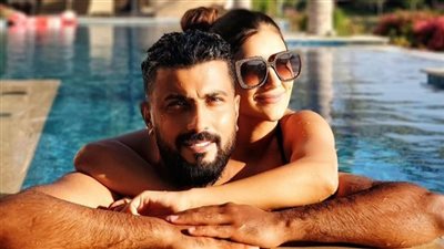 «لما تكون مراتك مي عمر».. محمد سامي يشعل السوشيال بصورة من الفطار