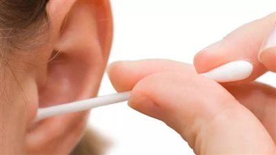 أعواد القطن تهدد أذنك.. عادة يومية بريئة قد تقودك إلى فقدان السمع