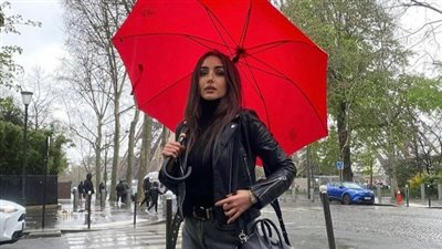 هنا الزاهد تتألق في شوارع باريس بإطلالة كاجوال أنيقة.. ومتابعوها.. جمالها طبيعي