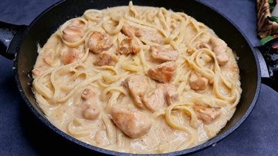 طريقة سهلة لتحضير «مكرونة وايت صوص» مع استربس الدجاج في المنزل