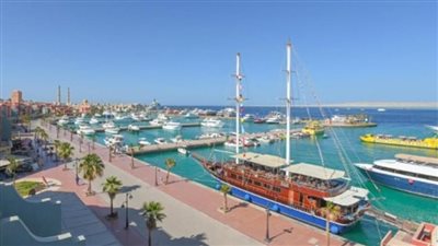 رياح شديدة وارتفاع الأمواج يدفعان لإغلاق ميناء الغردقة مؤقتا