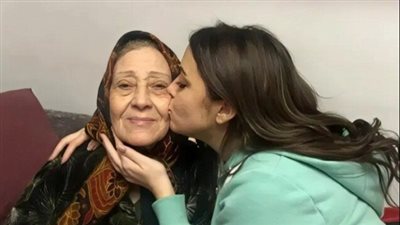 «تيتة نوال» تتصدر مواقع التواصل.. ونجوم الفن يواسون وئام مجدي في عزائها 