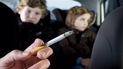 الدخان العالق في ملابسك.. كيف يهدد التدخين صحة أطفالك دون أن تدري؟