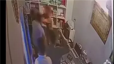 الداخلية تكشف ملابسات فيديو الاعتداء على شاب داخل محل بالشرقية.. خلافات جيرة