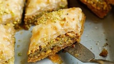 أشهر 8 حلويات عالمية تقدم في الأعياد.. من البقلاوة للمعمول