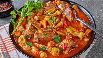 طريقة عمل «طاجن البامية باللحمة».. أكلة مصرية بلمسة بيتية 