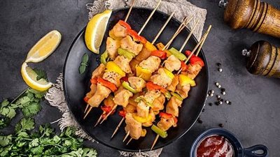 وصفة مبتكرة ولذيذة.. «كباب الدجاج» بطريقة جديدة وسهلة 