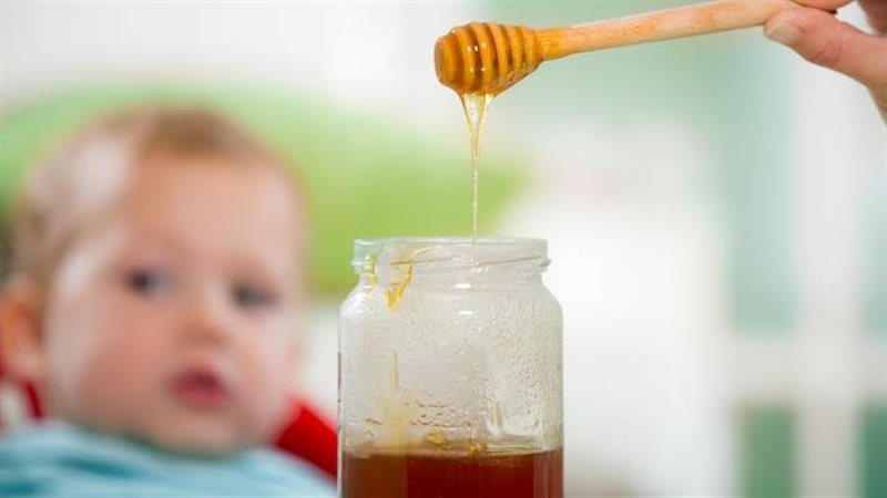 تقديم العسل للطفل