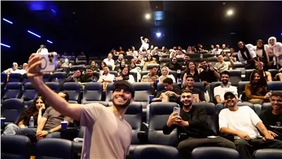 «مينا مسعود» يفاجئ الجمهور في القاهرة بحضوره عرض فيلمه «في عز الضهر»