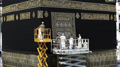 مراسم مهيبة وحرير مطرز بالذهب.. الكعبة تبدل كسوتها فجر الخميس