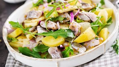 بتنشط الذاكرة وتقوي التركيز.. جربي «سلطة الرنجة بالبطاطس» بمذاق لا يقاوم 