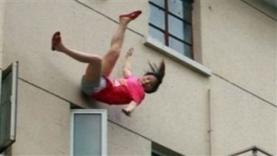 محاولة دخول شقة بدون مفاتيح تنتهي بكارثة..وفاة خادمة بعد سقوطها من عقار