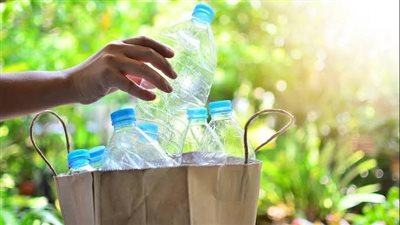 «زجاجة الماء» تضعف عظامك دون أن تدري.. اكتشف الخطر الصامت والحل الآمن