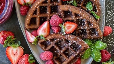 بوصفة منزلية فاخرة.. جربي وافل براونيز الشوكولاتة مع لمسة الفراولة