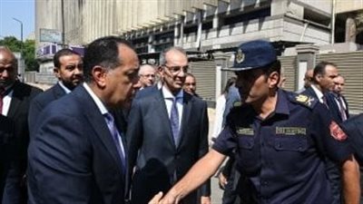 مدبولي يشيد بشجاعة رجال الحماية المدنية في السيطرة على حريق سنترال رمسيس