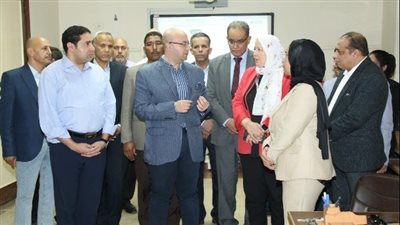 محافظ بني سويف يتفقد البرنامج التدريبي للعاملين بقطاع التعليم