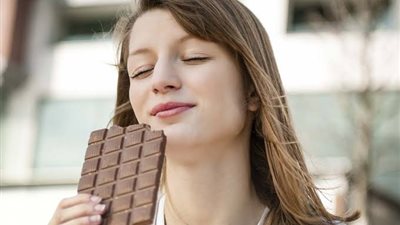 الرغبة الشديدة في الشوكولاتة قد تكشف عن 5 مشكلات صحية خطيرة