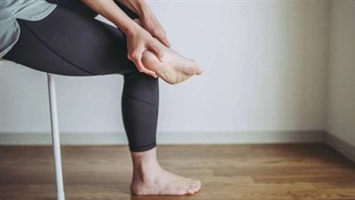 كل ما تحتاج معرفته عن الشوكة العظمية وطرق علاج آلام كعب القدم 