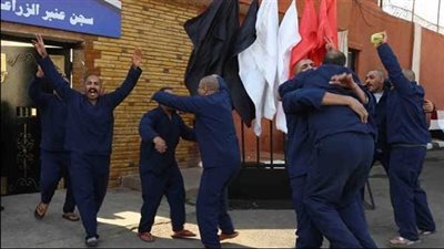 بدموع الفرح.. مفرج عنهم يشكرون الرئيس السيسي: «أعادنا لأحضان أهلنا»