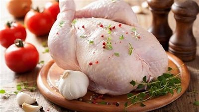 لماذا ينصح الأطباء بعدم غسل الدجاج قبل الطهي؟ إليك الأسباب