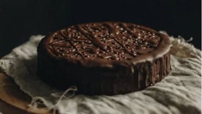 طريقة عمل كريمة الشوكولاتة في البيت بطعم غني ولمسة طبيعية ساحرة