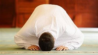 هل نسيان السورة بعد الفاتحة يبطل الصلاة ويستوجب سجود السهو؟