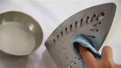 «5 حيل سحرية» للتخلص من آثار الحرق على المكواة دون عناء