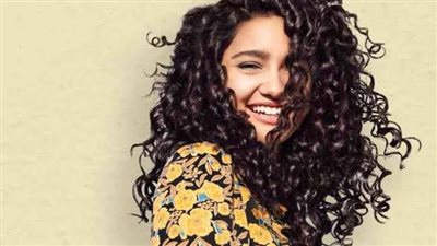 أفضل وصفات طبيعية للشعر الكيرلي تمنحك ترطيبا مثاليا ولمعانا يدوم 