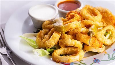 سر الطعم المميز.. وصفة كاليماري على طريقة المطاعم سهلة وسريعة التحضير 