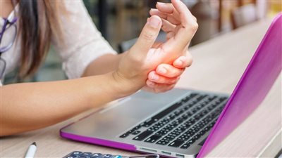 الكتابة على الكمبيوتر.. عادة يومية قد تسبب «مشاكل صحية مزمنة للمعصم»