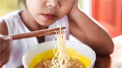 حقائق صادمة.. ماذا يحدث لجسمك عند الإفراط في تناول النودلز؟