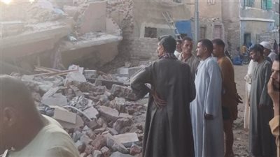 فرق الإنقاذ تنجح في استخراج الضحايا من عقار كوم أبو شيل المنهار