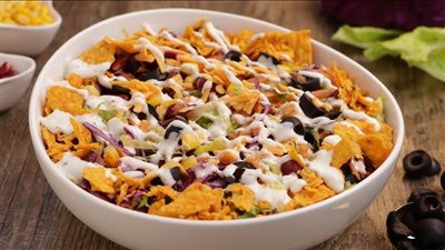 طريقة عمل «سلطة الدجاج بالناتشوز والذرة» بخطوات بسيطة وطعم لا يقاوم 