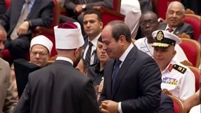 وزير الأوقاف يهدي الرئيس السيسي هدية تذكارية في احتفالية المولد النبوي الشريف