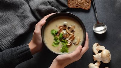 طريقة عمل شوربة الكريمة في المنزل.. نكهة غنية تضاهي «المطاعم الفاخرة»