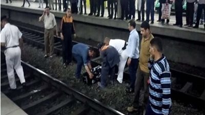 مصرع شخص بعد سقوطه أمام قطار مترو الشهداء اتجاه المرج