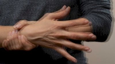 ارتعاش اليدين.. هل هو عرض بسيط أم مؤشر على مرض خطير؟