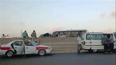 إصابة 11 عاملا في انقلاب ميكروباص بطريق بلبيس – العاشر من رمضان