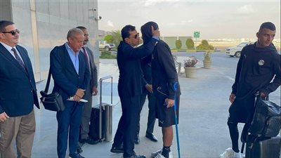 ظهور مرموش على عكازين يشعل المخاوف حول إصابته